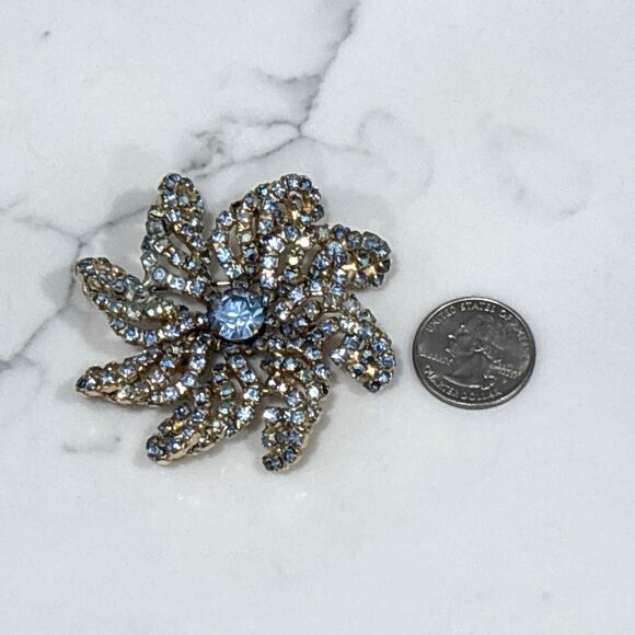 Vintage Hattie Carnegie Brooch Blue Rhinestone Gold Tone Signed - Picture 14 of 14